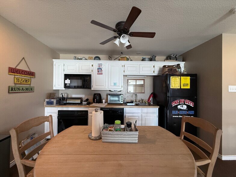 More Photos Of 13239 S Interstate 35, Valley View Manufacturing For Lease