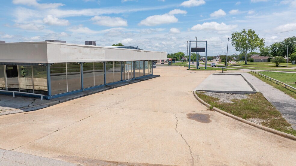 More Photos Of 1511 W Broadway St, Ardmore Auto Dealership For Sale