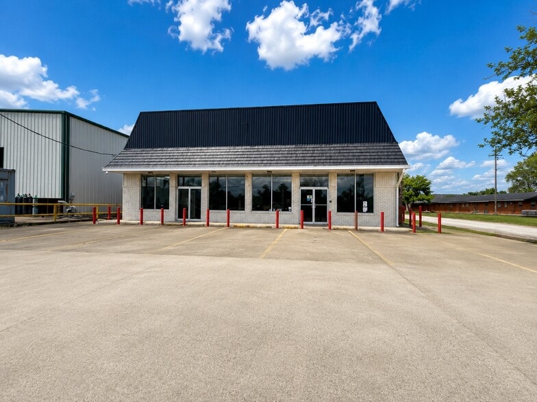 More Photos Of 2313 N Richmond Rd, Wharton Showroom For Lease