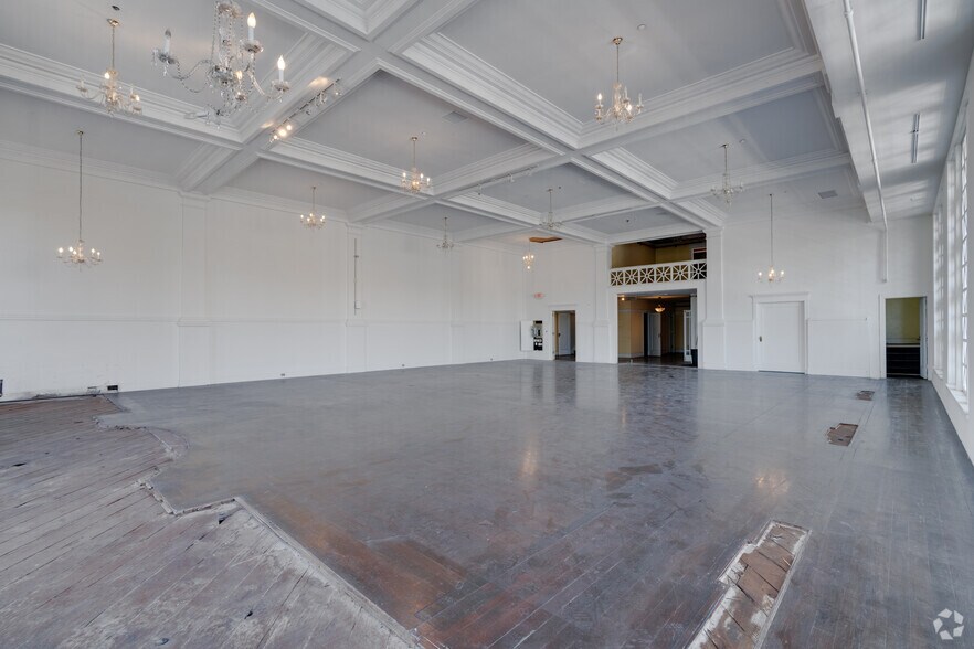 More Photos Of 3862 SE Hawthorne Blvd, Portland Movie Theatre For Sale