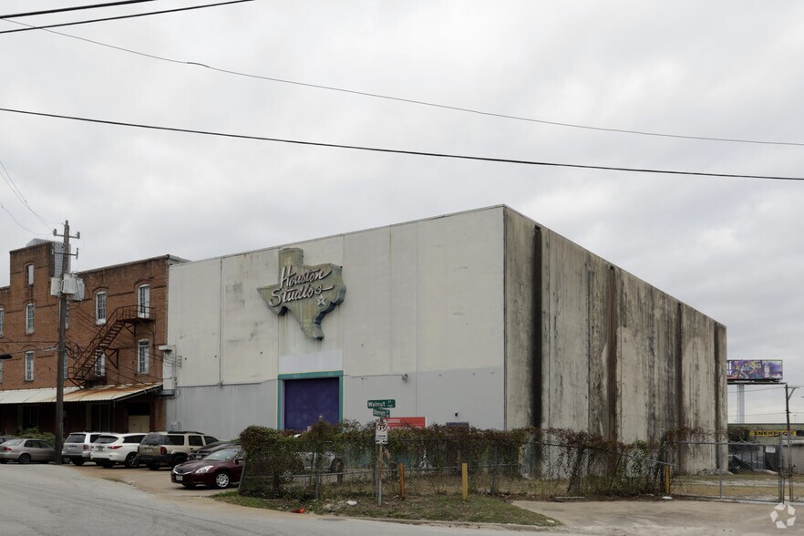 More Photos Of 707-717 Walnut St, Houston Warehouse For Sale