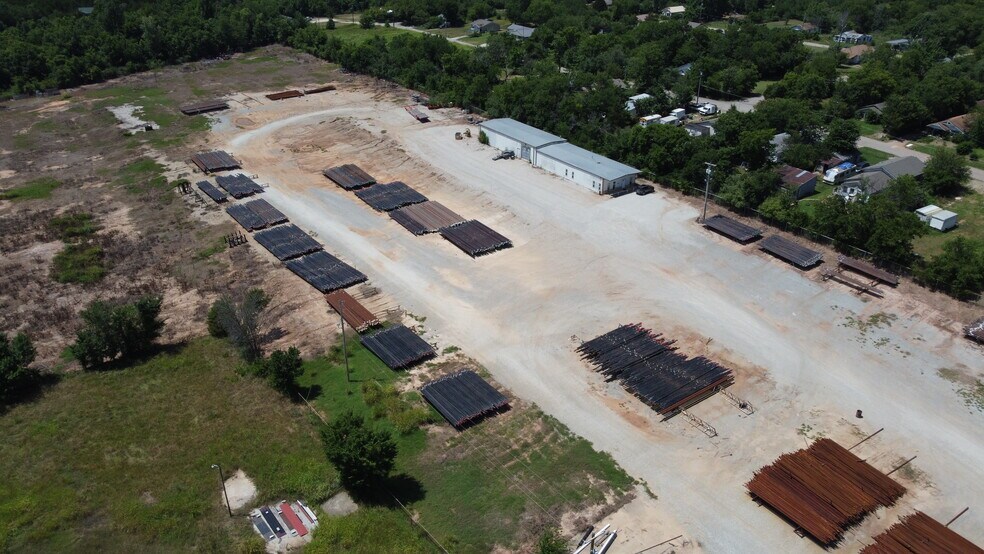 More Photos Of 701 W Broadway, Seminole Manufacturing For Sale