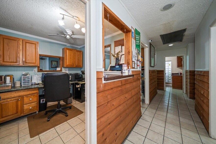 More Photos Of 1631 W Bay Dr, Largo Veterinarian Kennel For Sale