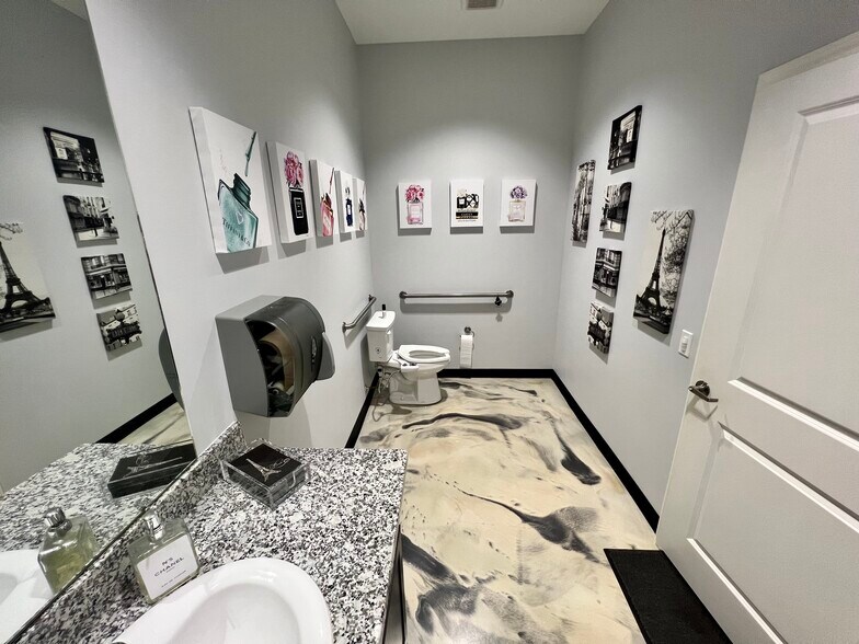 More Photos Of 1308 N Frazier St, Conroe Service For Sale