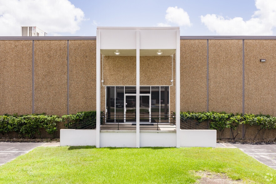 More Photos Of 6855 Wynnwood Ln, Houston Unknown For Lease