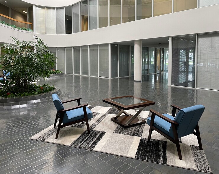 More Photos Of 15425 North Fwy, Houston Office For Lease