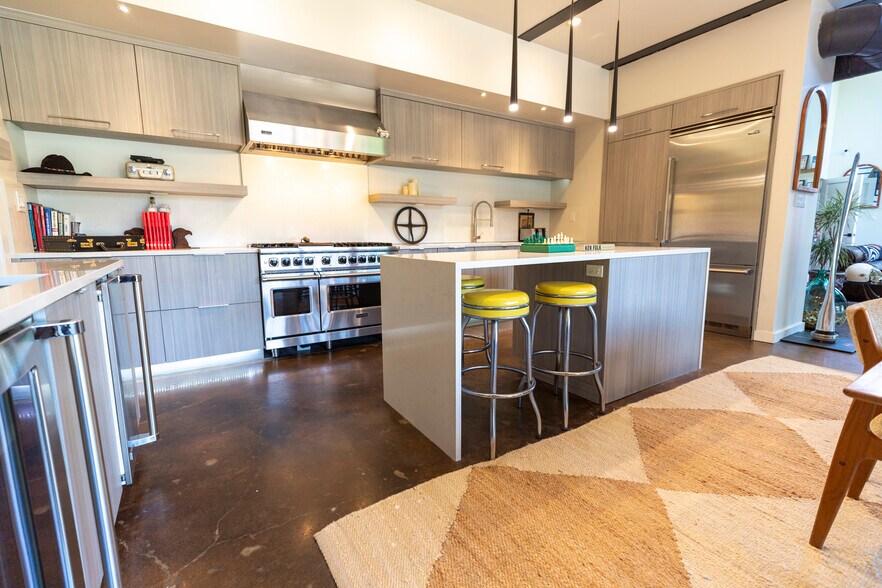 More Photos Of 4770 Iberia Ave, Dallas Showroom For Sale