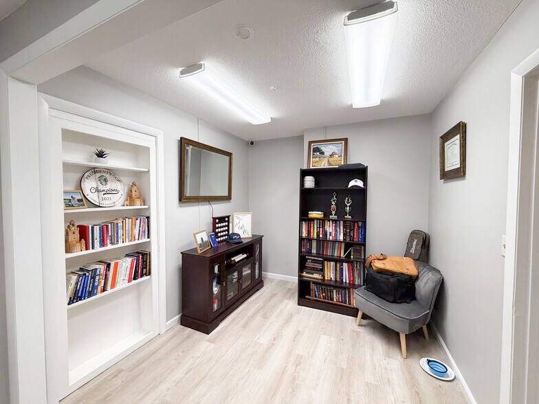 More Photos Of 258 Middle St, Bristol Medical For Sale