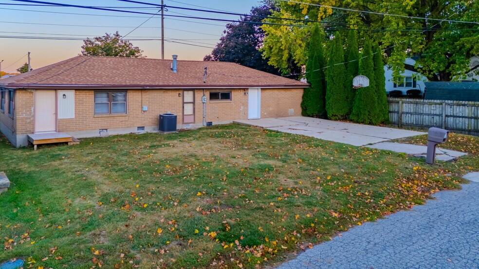 More Photos Of 508 N Broadway, Peru Office For Sale