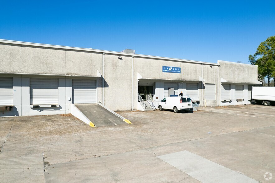 Primary Photo Of 401-421 W Crosstimbers St, Houston Warehouse For Lease