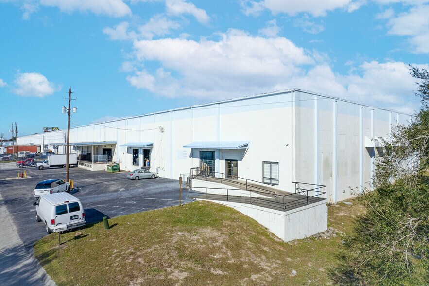 Primary Photo Of 5520 E Giddens Ave, Tampa Warehouse For Lease