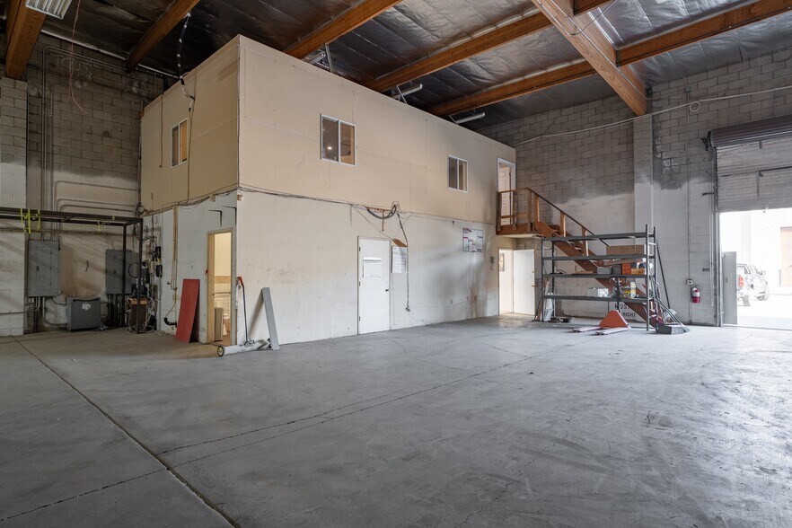 More Photos Of 39360 3rd St E, Palmdale Warehouse For Lease