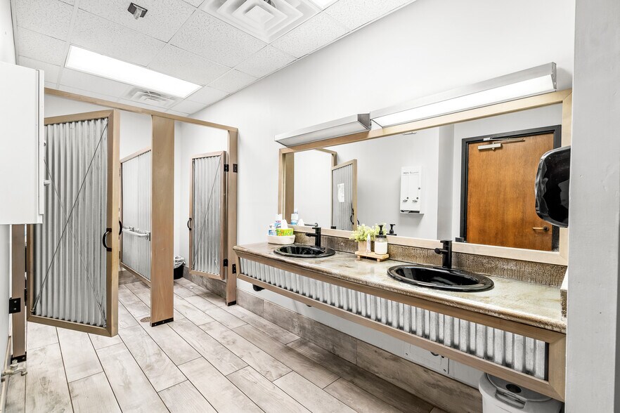 More Photos Of 508 S Lexington Ave, Burlington Office For Sale