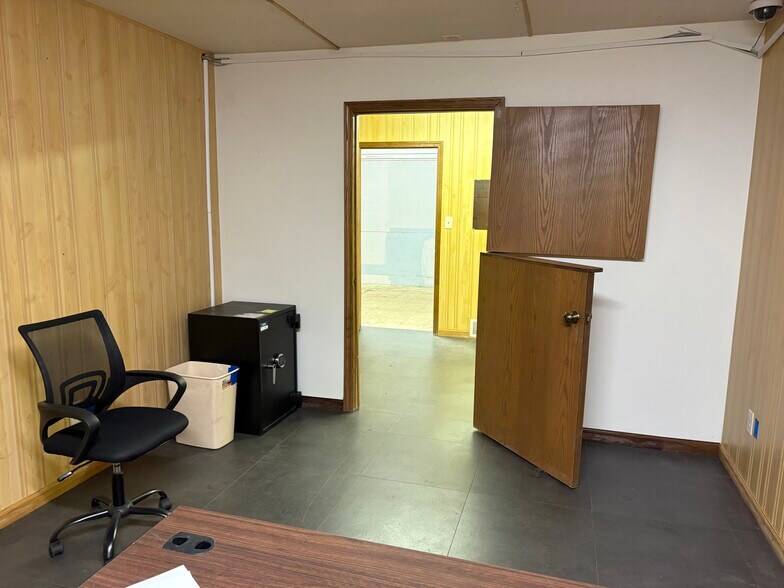 More Photos Of 2905 N Lincoln Rd, Escanaba General Retail For Sale