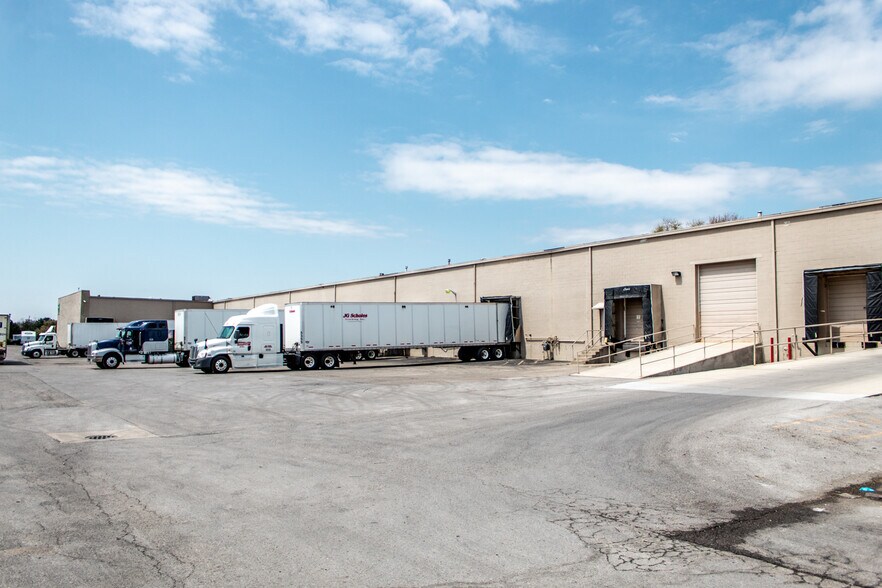 More Photos Of 990-1030 Freeway Dr N, Columbus Warehouse For Lease