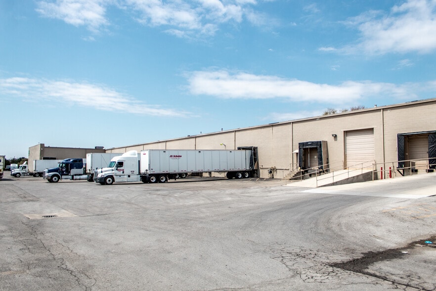 More Photos Of 990-1030 Freeway Dr N, Columbus Warehouse For Lease