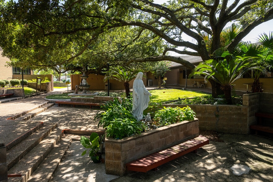 More Photos Of 11011 Hall Rd, Houston Religious Facility For Sale