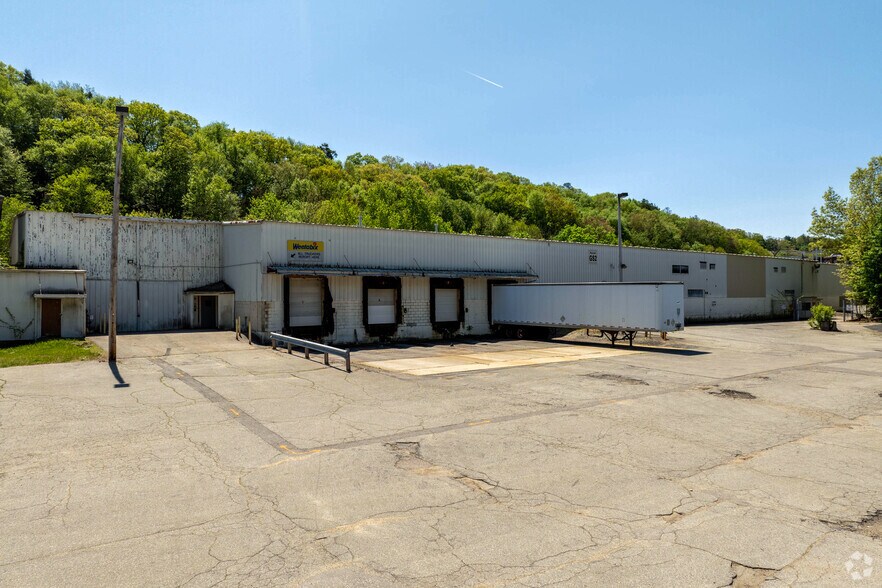 More Photos Of 99 Green St, Clinton Warehouse For Lease