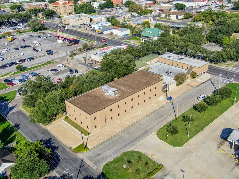 More Photos Of 208 E Houston St, Beeville Office For Sale