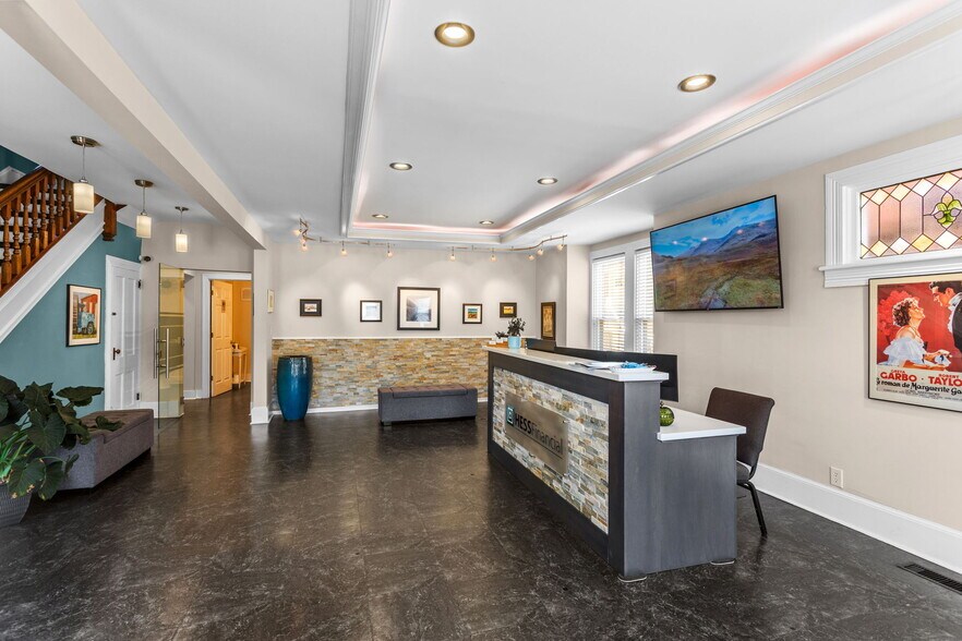 More Photos Of 380 E Market St, Harrisonburg Office For Lease