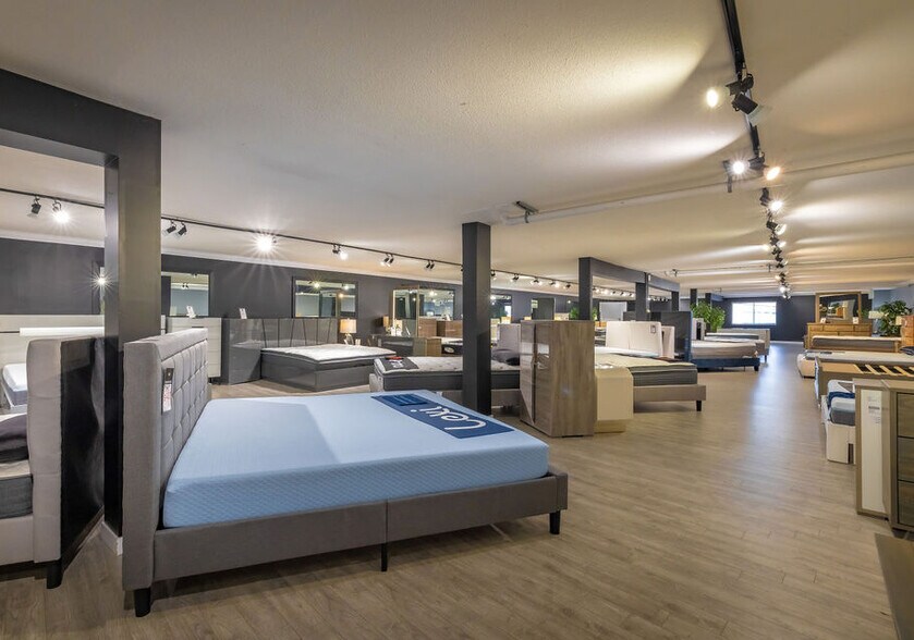 More Photos Of 32009 S Fraser Way, Abbotsford Storefront For Sale