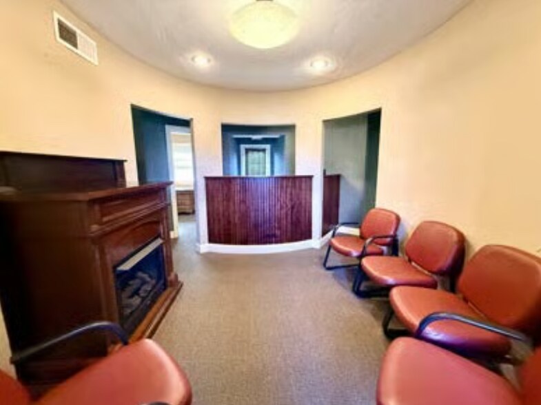 More Photos Of 206 W Elm St, Ozark Office For Sale