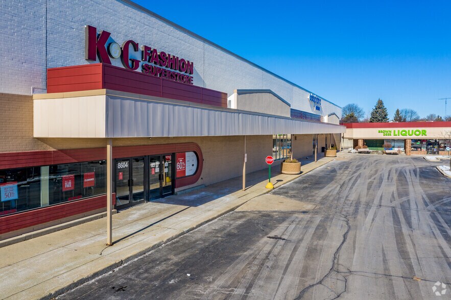 More Photos Of 8600-8604 W Brown Deer Rd, Milwaukee General Retail For Sale