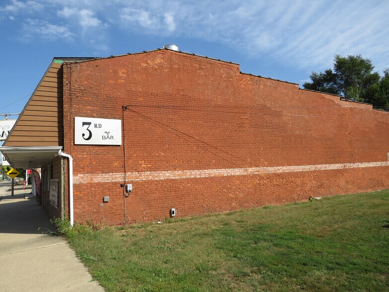 More Photos Of 316 N Main St, Seneca Bar For Sale