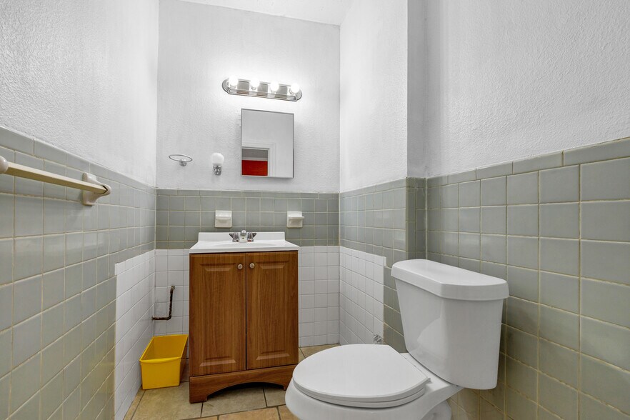 More Photos Of 914 W Commerce St, Dallas Showroom For Lease