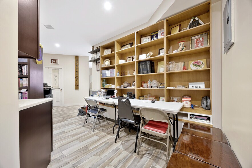 More Photos Of 14311 Willets Point Blvd, Flushing Office For Sale