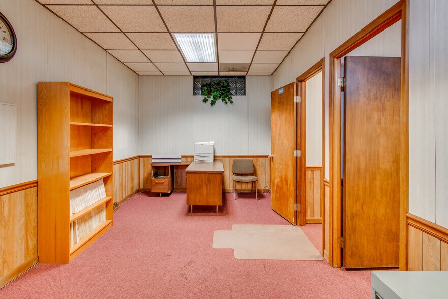 More Photos Of 28640 Gratiot Ave, Roseville Freestanding For Sale