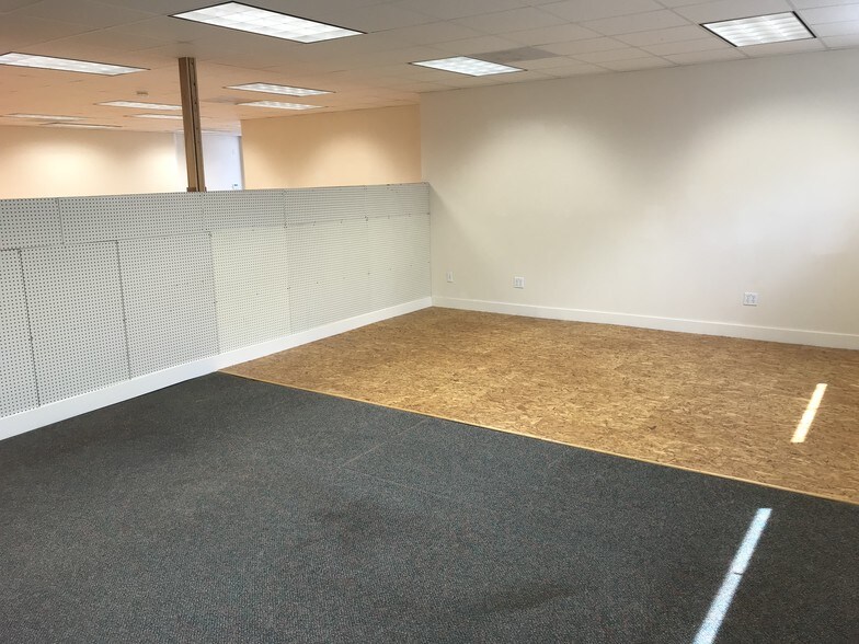 More Photos Of 20 Maplewood Ave, Gloucester Light Distribution For Lease