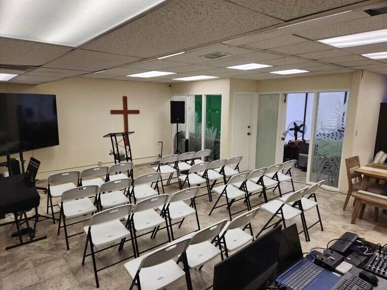 More Photos Of 438-444 Hobron Ln, Honolulu Office For Sale