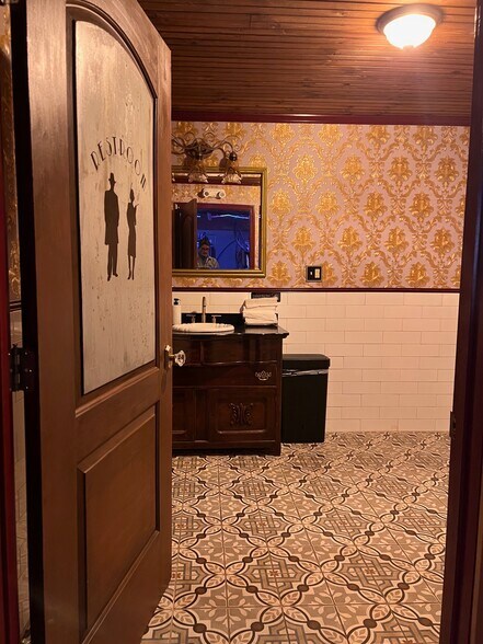More Photos Of 32 Franklin St, Martinsville Storefront For Sale