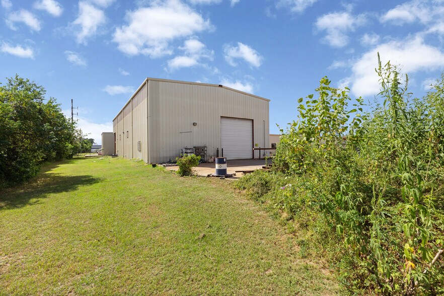 More Photos Of 9834 Windmill Park Ln, Houston Warehouse For Sale