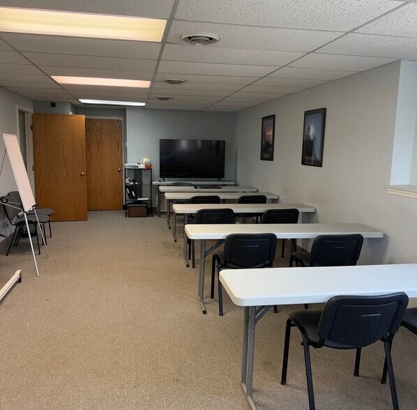 More Photos Of 1 Oxford Xing, New Hartford Medical For Lease