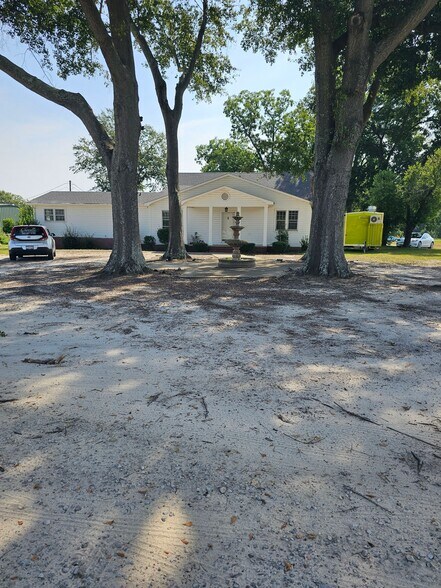 More Photos Of 124 Cedar Rd, Lexington Office For Lease