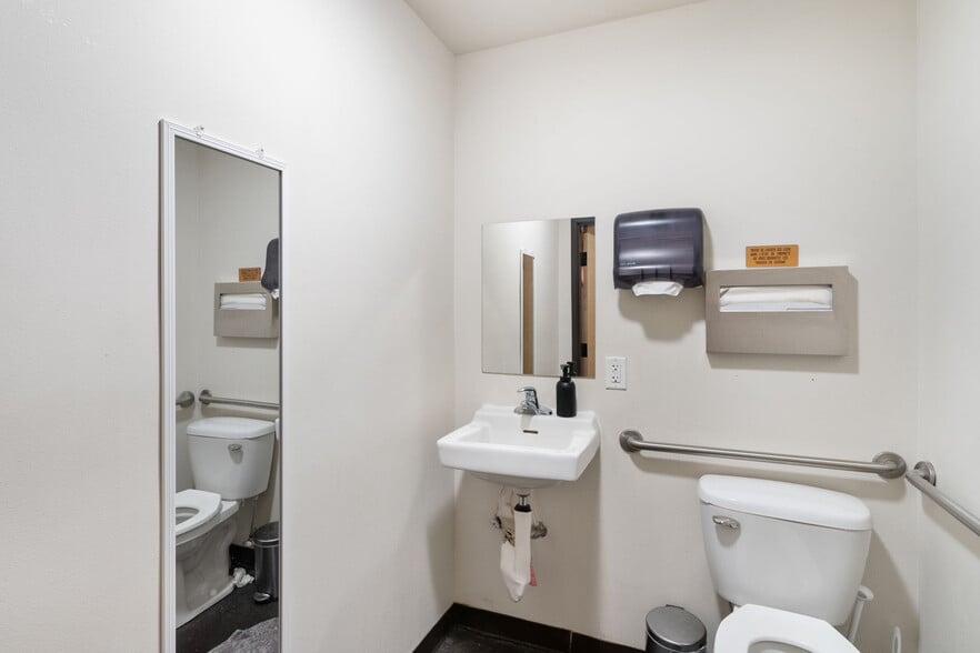 More Photos Of 528 NW 11th Ave, Portland Storefront For Lease