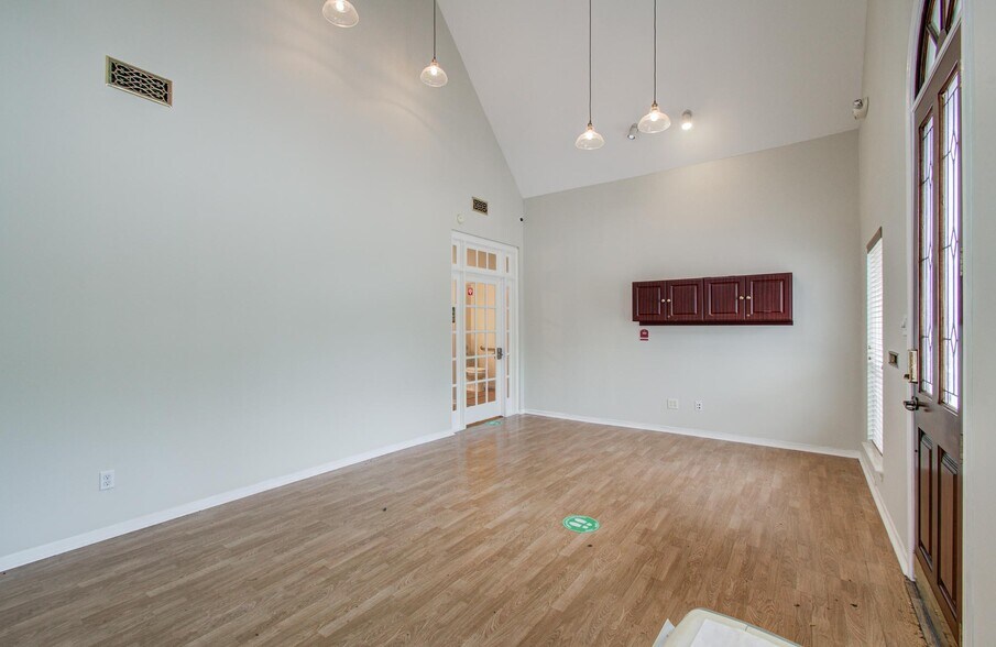More Photos Of 11201 Steeplepark Dr, Houston Office Residential For Sale