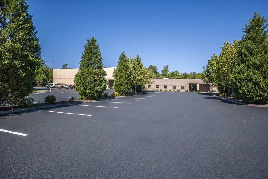 More Photos Of 115 Union Valley Rd, Oak Ridge Light Distribution For Lease