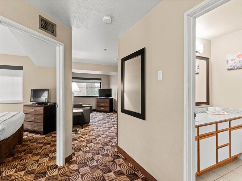 More Photos Of 1001 W College, Oak Creek Hotel For Sale