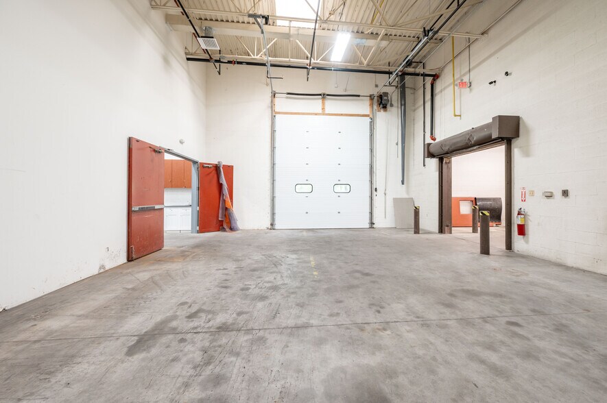 More Photos Of 10 Mile Hill Rd, Newtown Warehouse For Lease