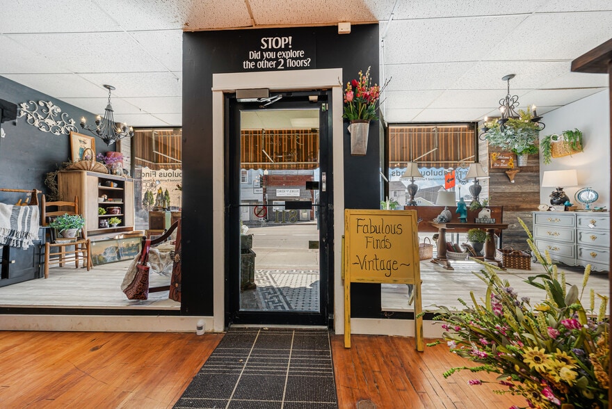 More Photos Of 811 Oregon St, Oshkosh Restaurant For Sale