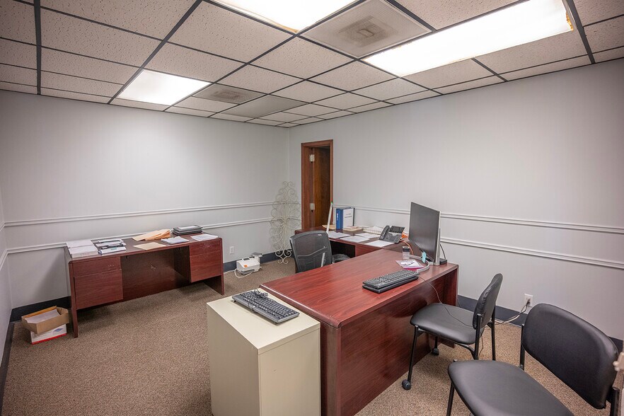 More Photos Of 3002 50th St, Lubbock Office For Sale