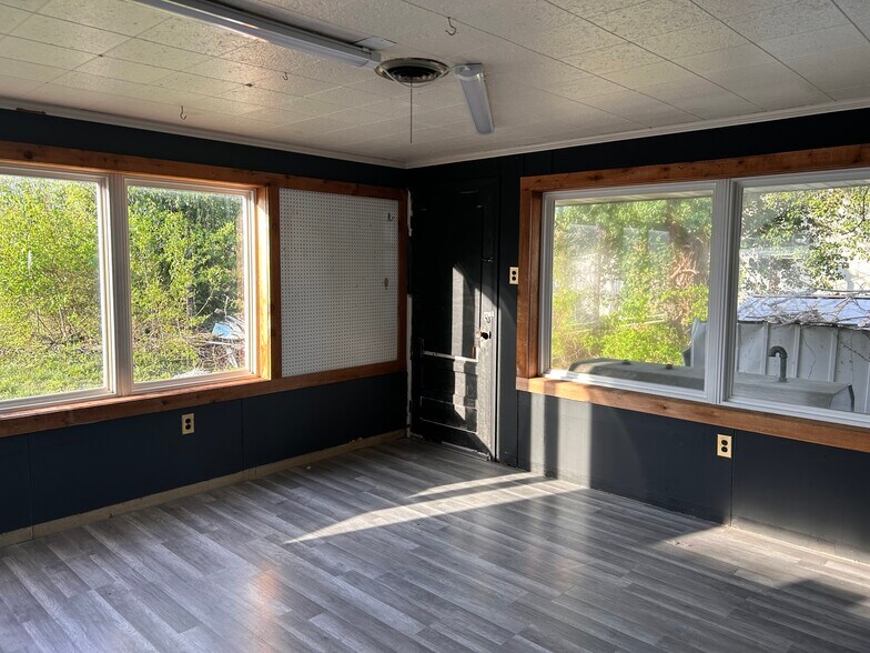 More Photos Of 310 E Washington St, Cuba Flex For Sale
