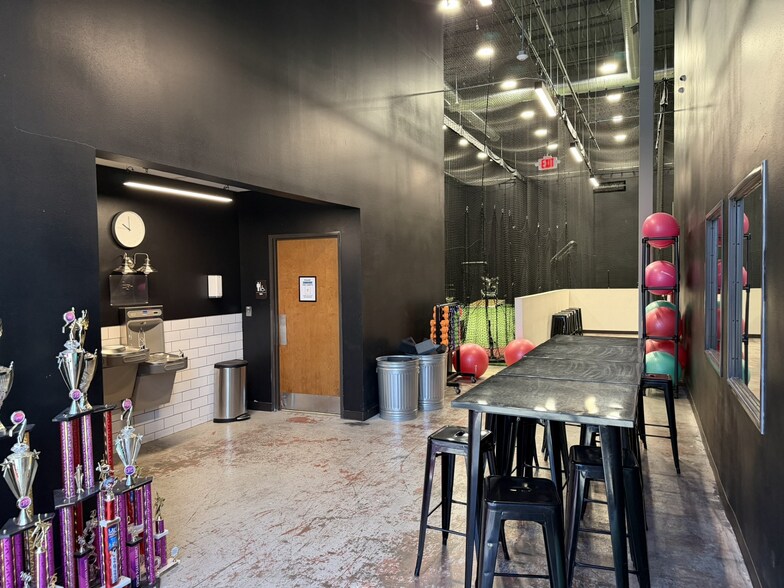 More Photos Of 1040 Mustang Dr, Grapevine General Retail For Lease