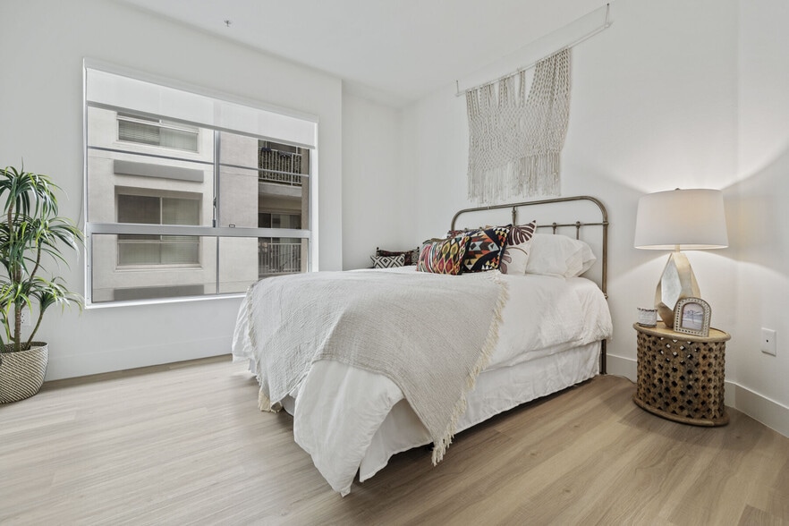 More Photos Of 11049 Magnolia Blvd, North Hollywood Apartments For Lease