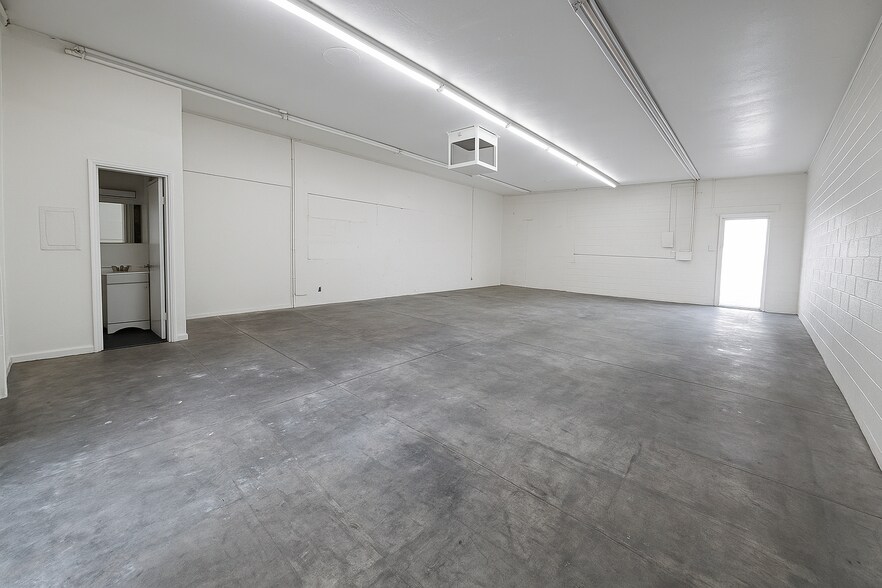 More Photos Of 2700-2724 W Osborn Rd, Phoenix Service For Lease