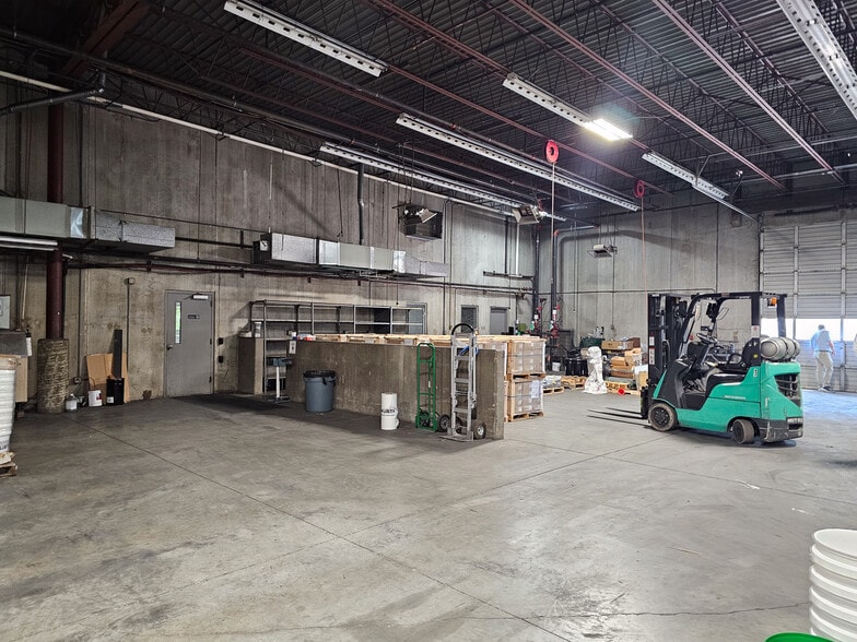 More Photos Of 144 Industrial Dr, Birmingham Flex For Lease