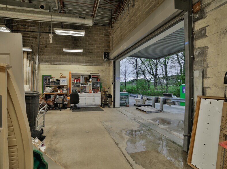 More Photos Of 9408 Apison Pike, Ooltewah Storefront For Lease